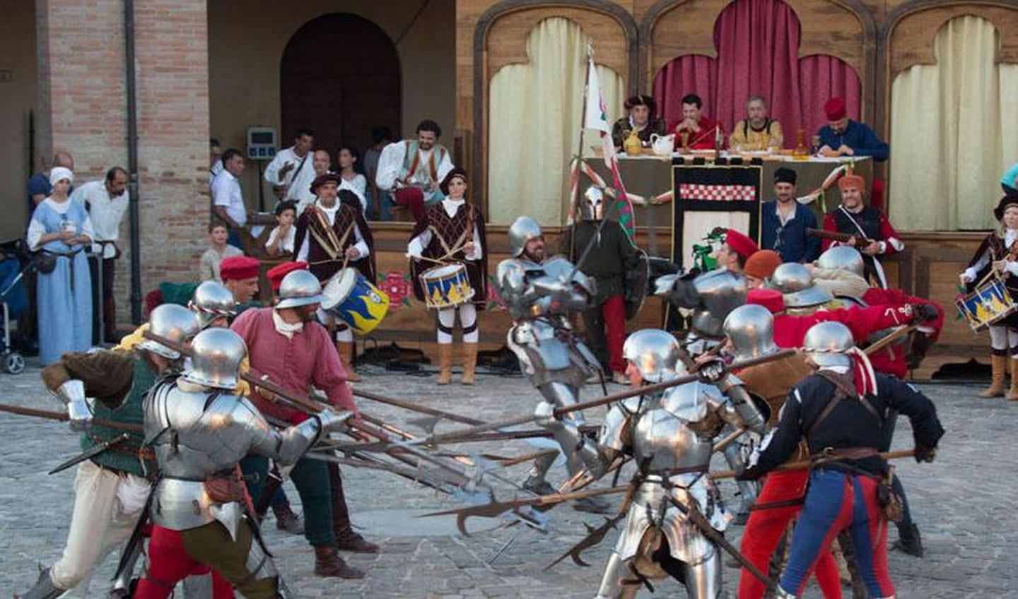 media.il-palio-del-daino-a-mondaino-e-ricco-di-spettacoli-e-botteghe-a-tema